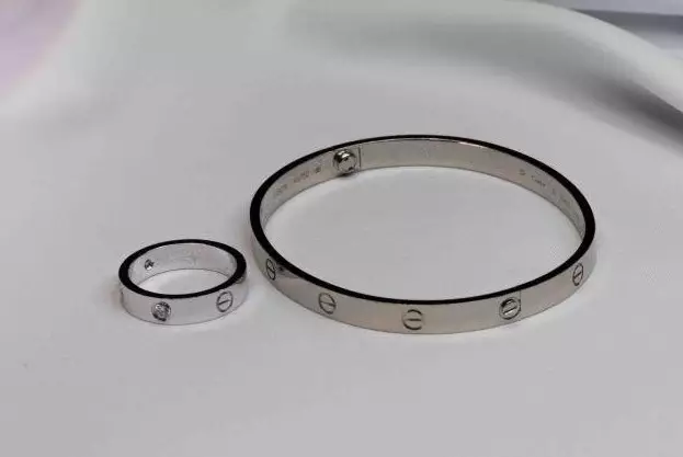 Активы олигарха на аукционе: Cartier и бриллианты ушли за миллионы