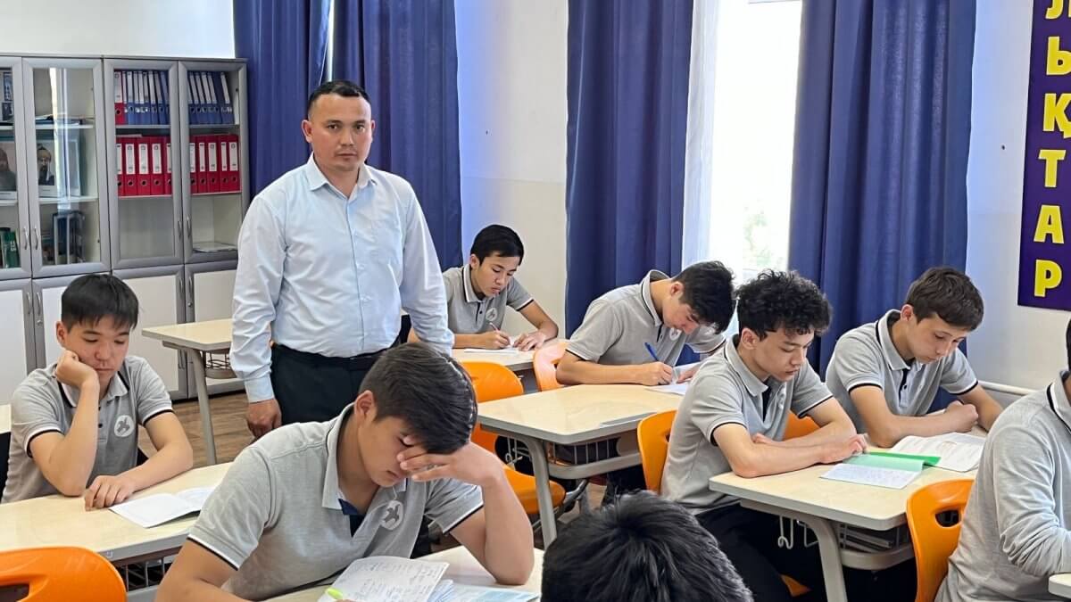 «Өзім жетпеген биікке шәкірттерім жетсе деймін»: оқушысын Париж төріне алып шыққан тараздық мұғалім
