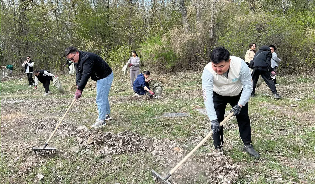 Чистота и порядок: участники акции «Таза бейсенбі» очищают от мусора города и села страны