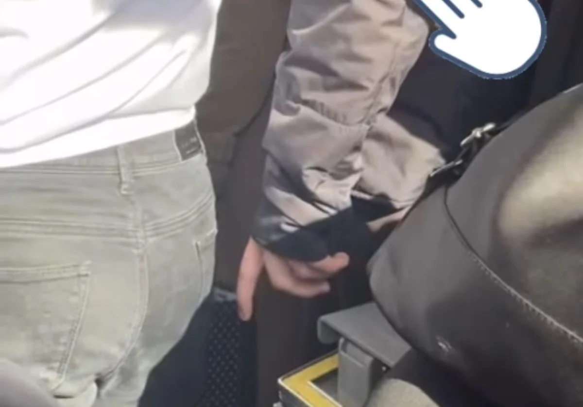 Житель Астаны пытался дотронуться до ягодиц девушки в автобусе
