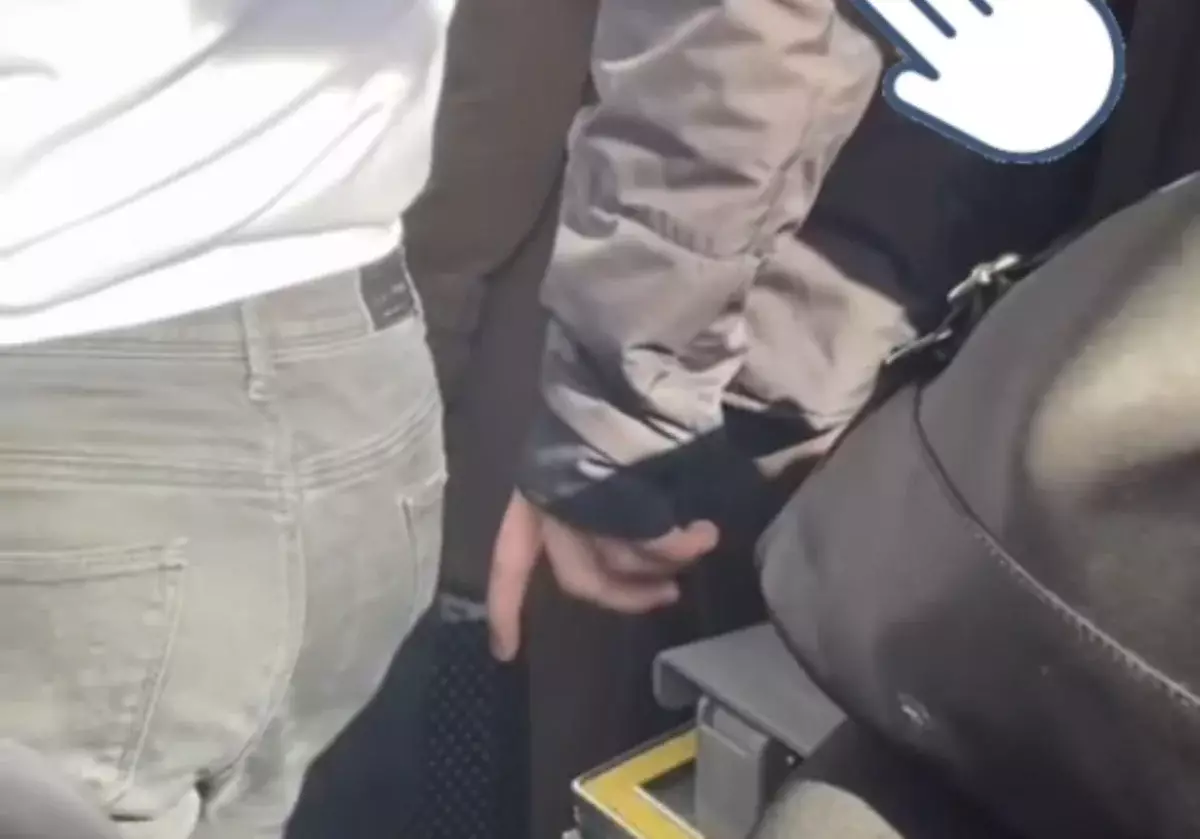 Житель Астаны пытался дотронуться до ягодиц девушки в автобусе