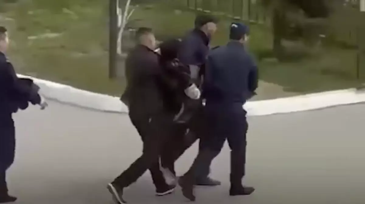 Женщину скрутили и вынесли со встречи акима Алматы с горожанами