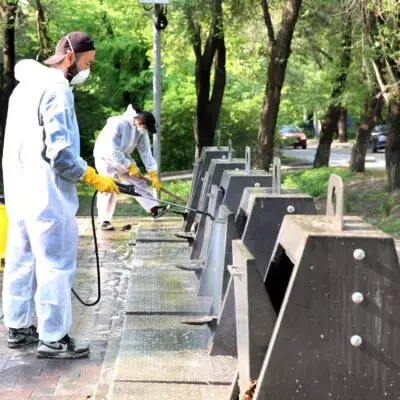 В Алматы производится санитарная очистка мусорных контейнеров