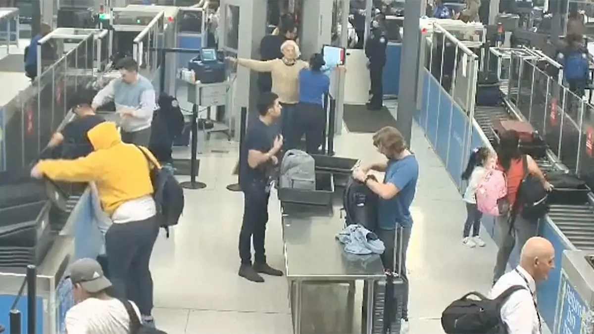 Видео: как российский нелегальный пассажир проник на борт рейса Delta в аэропорту Нью-Йорка.