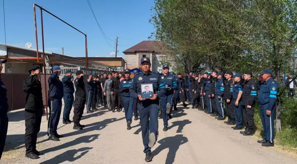 Қызмет бабында қаза тапты: Жамбыл облысында полицейді соңғы сапарға шығарып салды