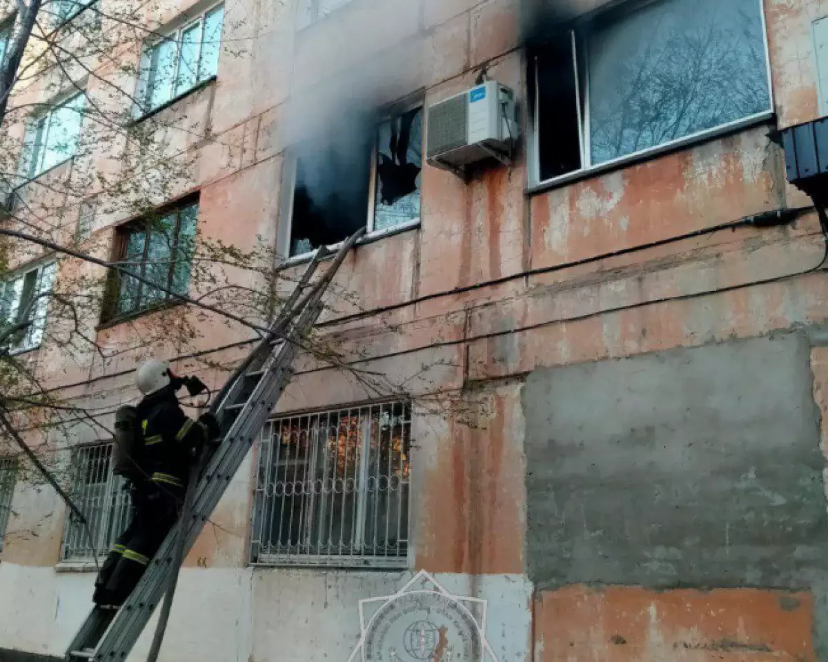 Троих детей удалось спасти при пожаре в пятиэтажке Павлодара
