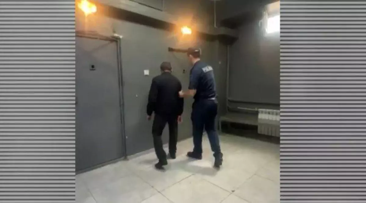 Скандального посетителя кафе в Алматы арестовали за оскорбления сотрудников