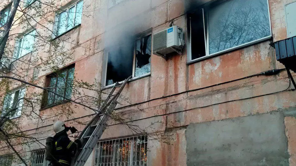 Павлодарда бес қабатты үйдегі өрт кезінде 3 бала құтқарылды