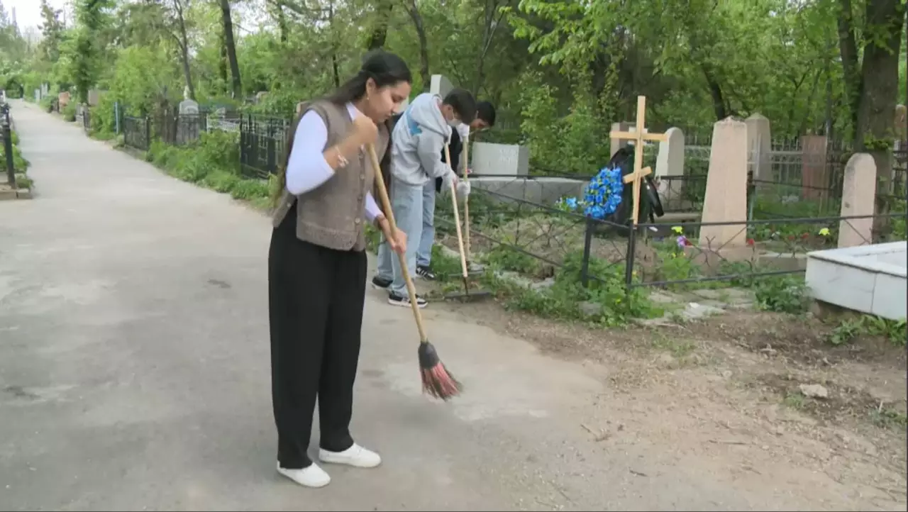 Жастар ардагерлердің құрметіне қойылған мемориалды тазалады