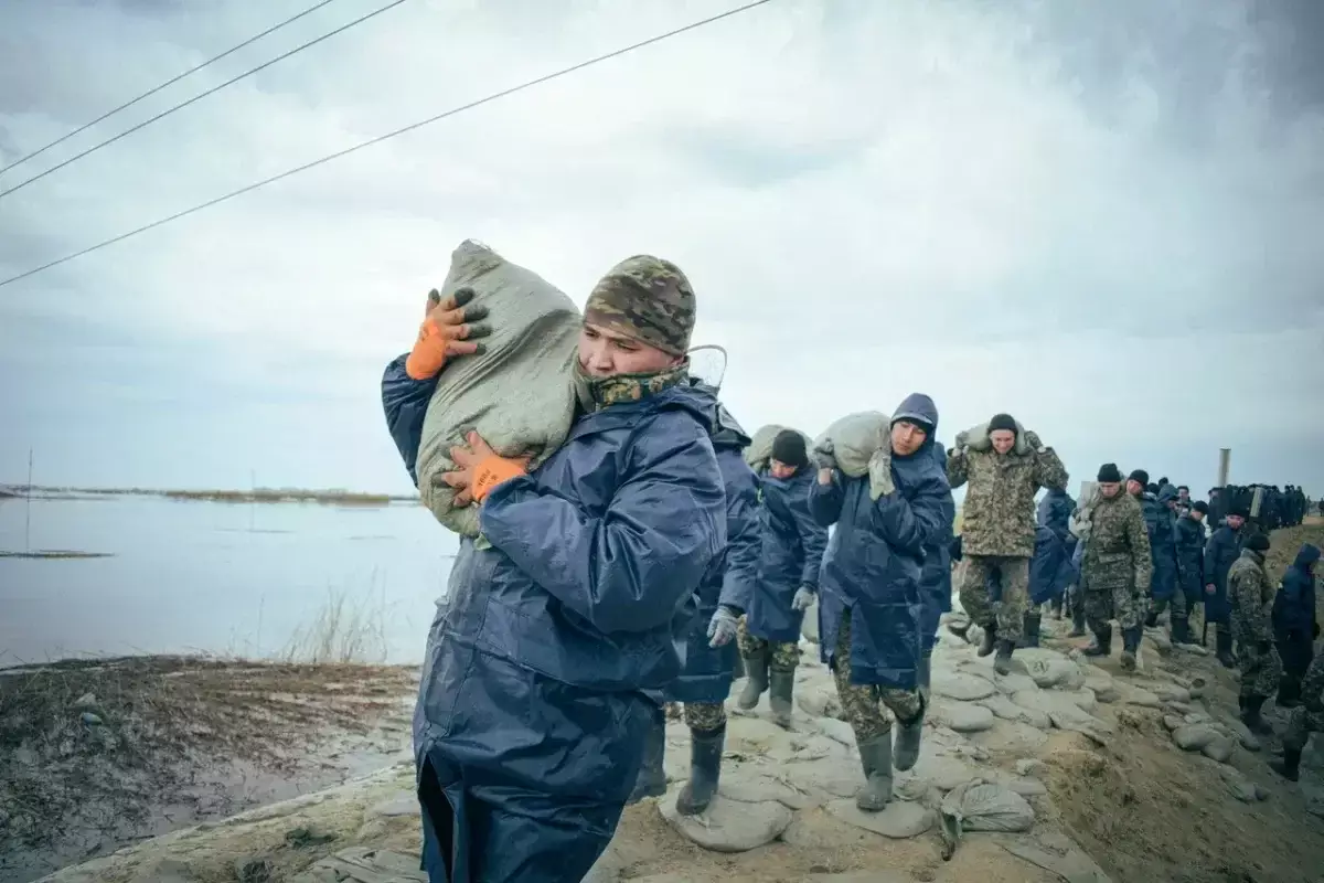 С паводком борются в поселке Тепличное СКО