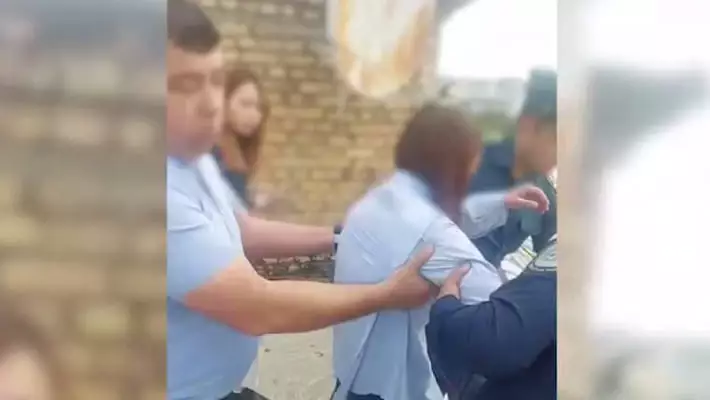 В Ташкенте спасли девушку, пытавшуюся спрыгнуть с крыши