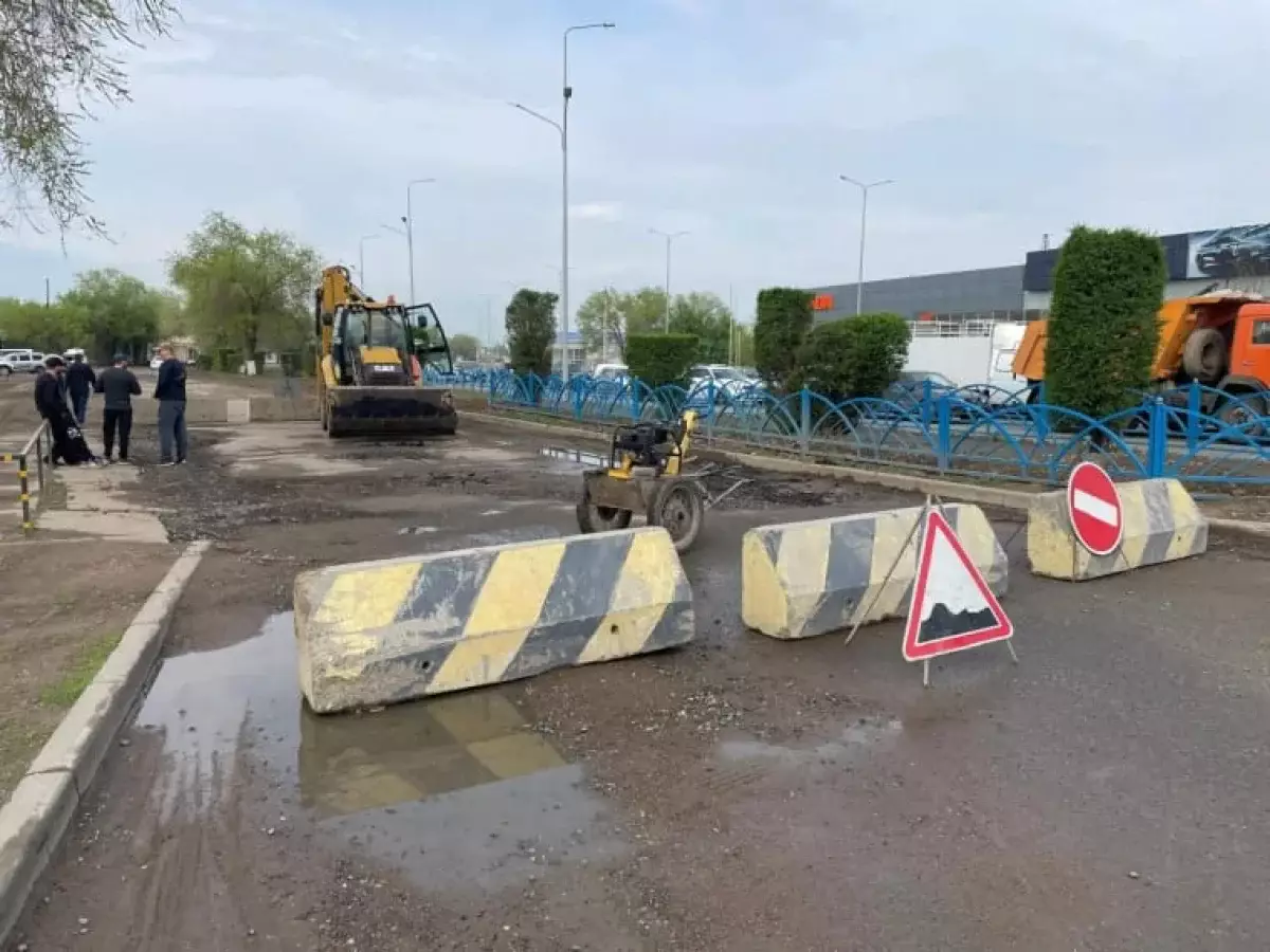 В Уральске бизнесмен взялся чинить дорогу вместо акимата