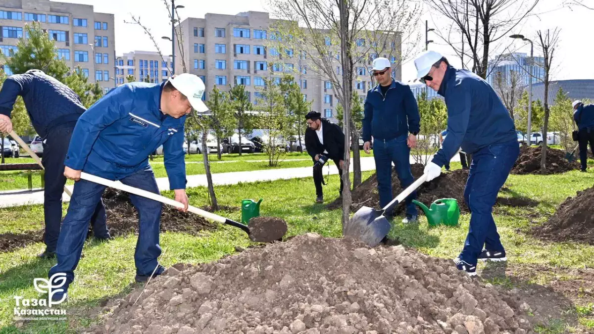 Аппарат Правительства принял участие в субботнике в рамках экологической инициативы «Таза Қазақстан»