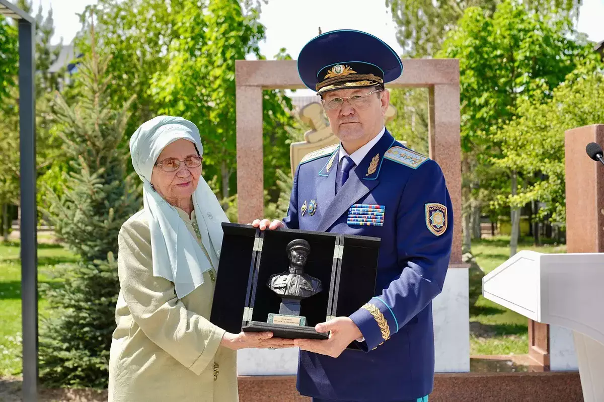 Жамбыл облысында Бауыржан Момышұлының құрметіне ескерткіш тақта ашылды