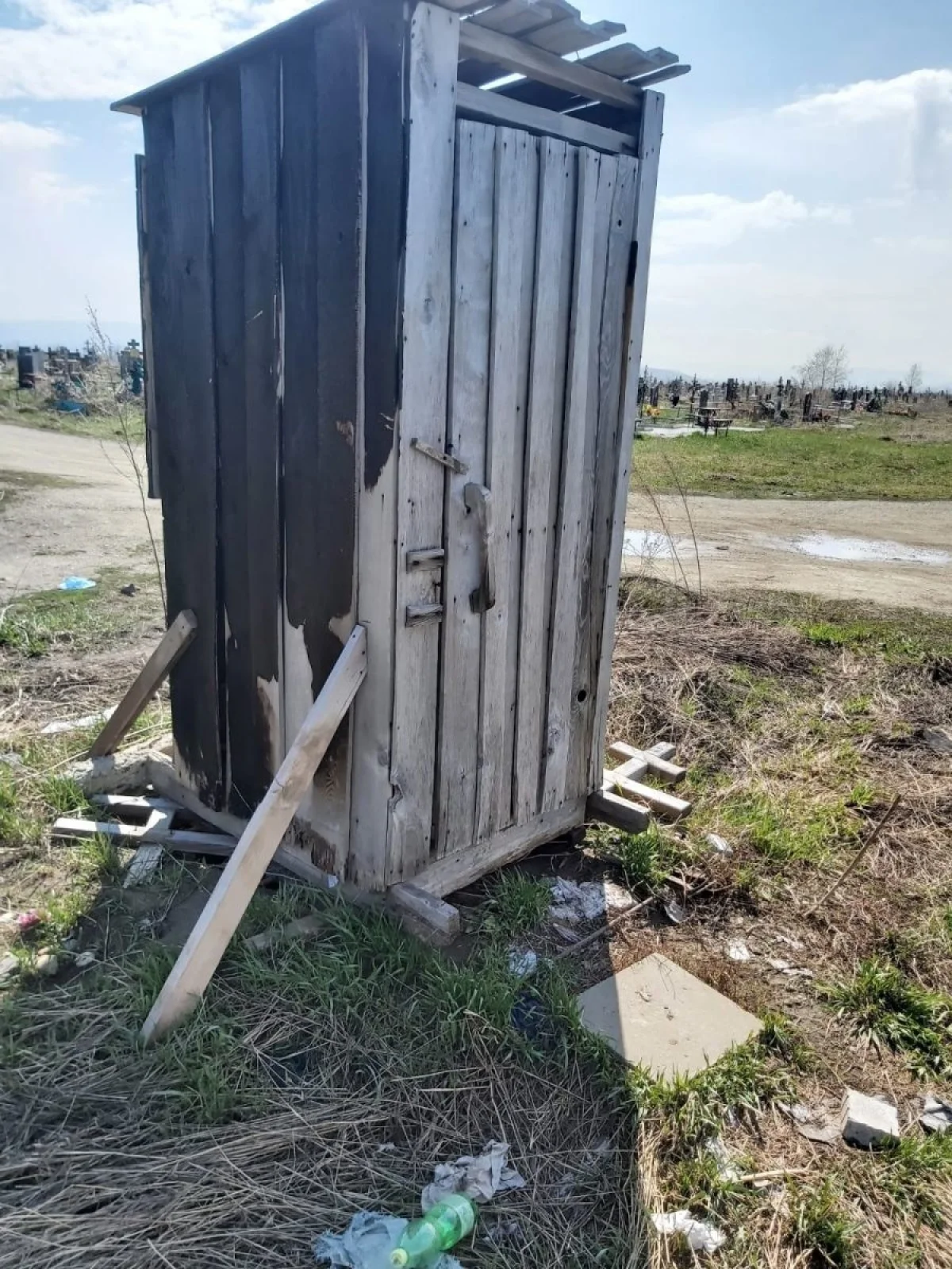 В Усть-Каменогорске на кладбище могильные кресты положили в основу уличного туалета