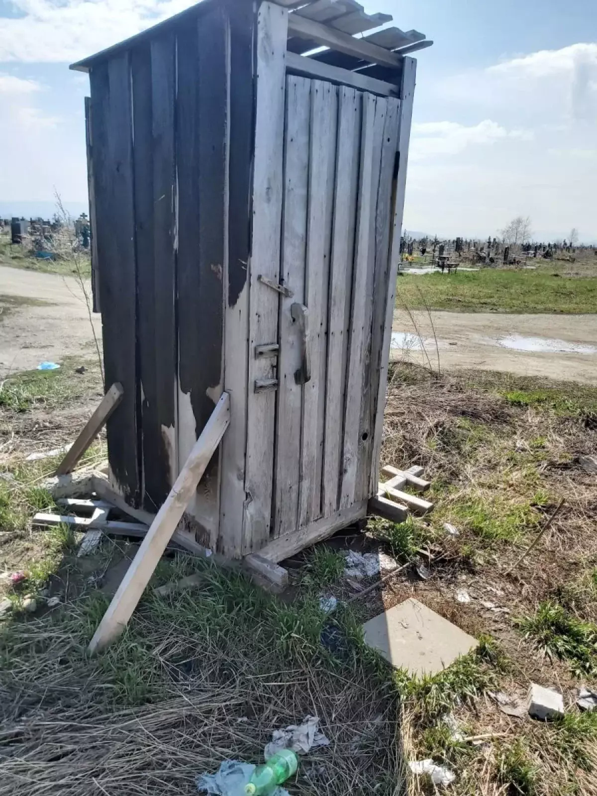 В Усть-Каменогорске на кладбище могильные кресты положили в основу уличного туалета