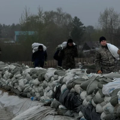 На дамбе в селе Тепличное в СКО продолжаются противопаводковые мероприятия
