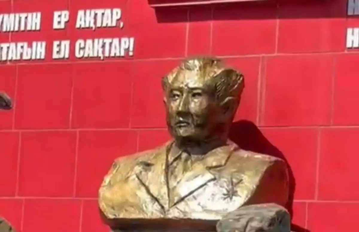 "Ким Чен Ынға ұқсайды": Өскеменде Қасым Қайсеновтің ескерткіші жұртты шошытты