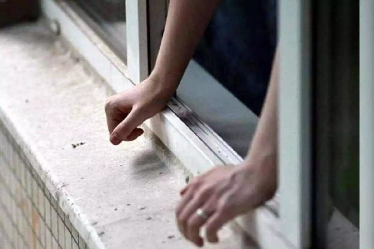 Полицейские спасли женщину от прыжка с балкона в Уральске