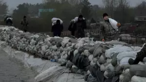 СҚО-да үш күннен бері Тепличное ауылының бөгеті нығайтылып жатыр