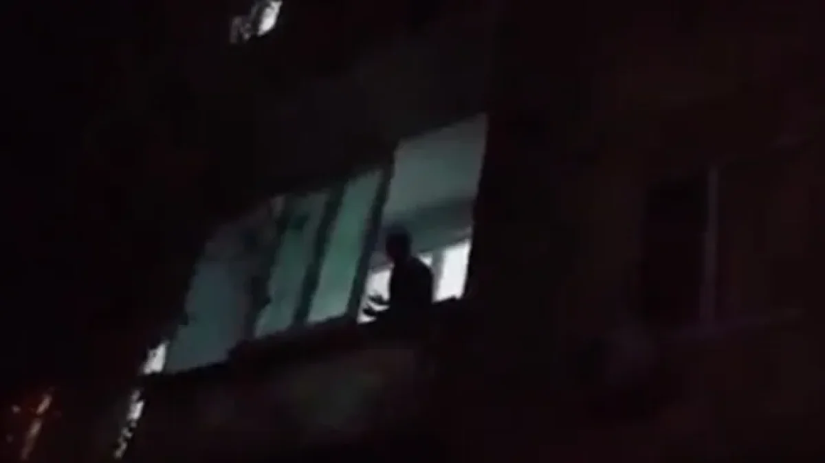 Оралда әйел адам үйдің төртінші қабатындағы балконнан секірмек болды