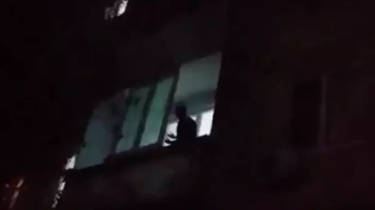 Оралда әйел адам үйдің төртінші қабатындағы балконнан секірмек болды