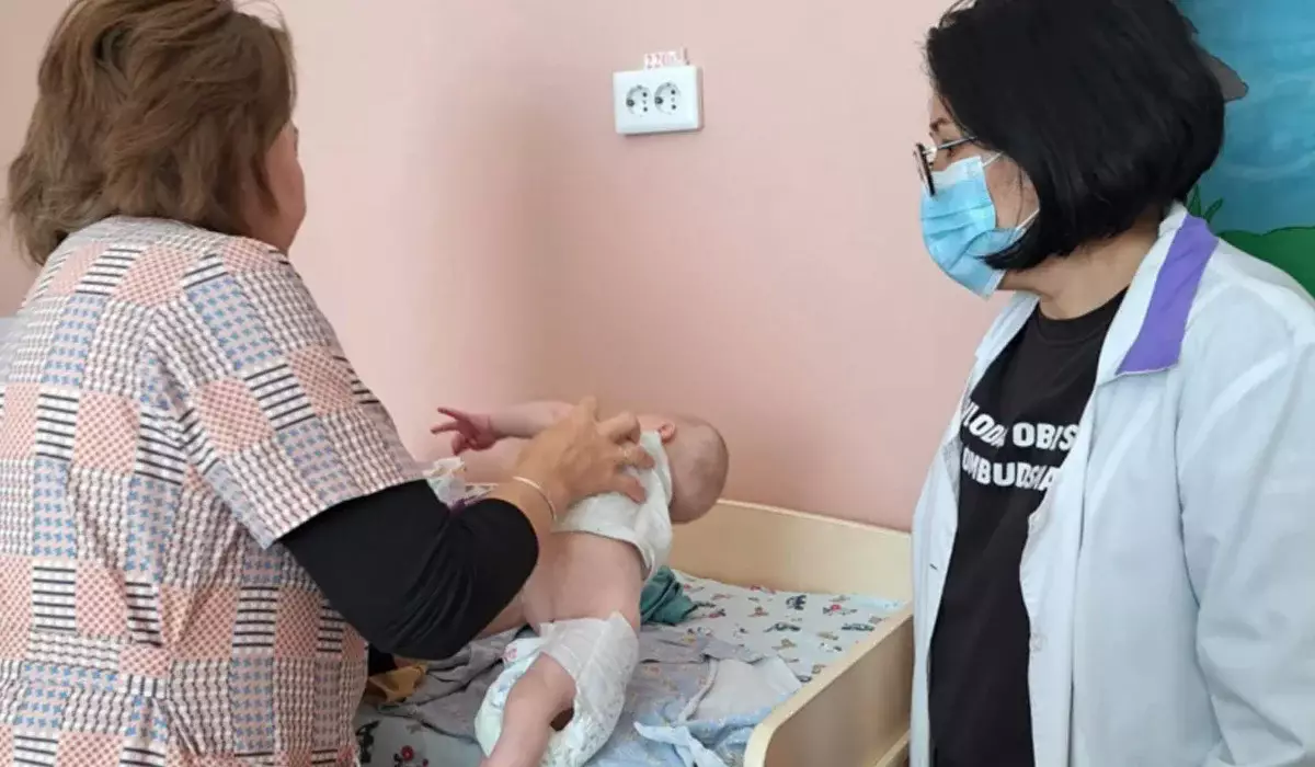 Павлодарда небары төрт айлық ұл әкесінен екі рет қатты таяқ жеп, жетімдер үйіне түскен