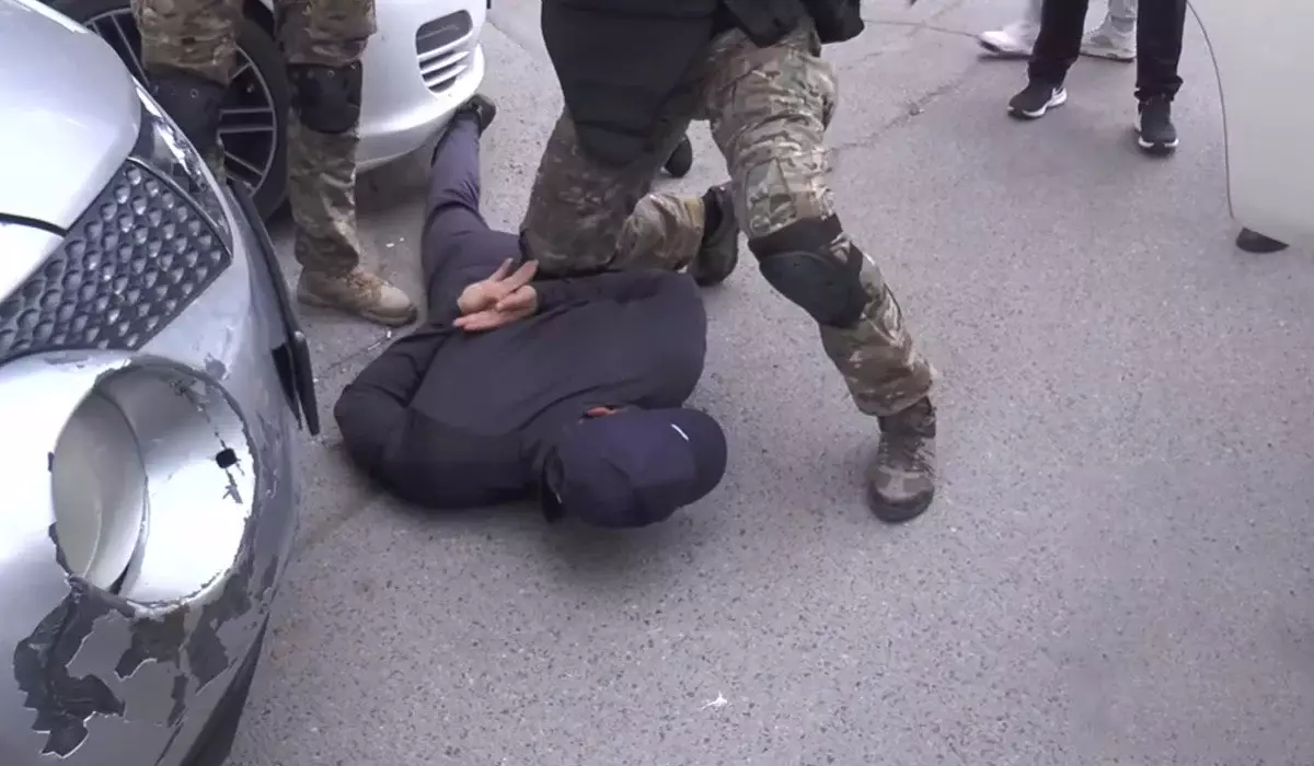 Алматыда полицияның атын жамылған жігіттер бір адамның ақшасы мен көлігін тартып алған (ВИДЕО)