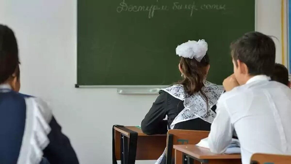 Абай облысында мұғалім 7-сынып оқушысының денесінен ұстап тиіскен