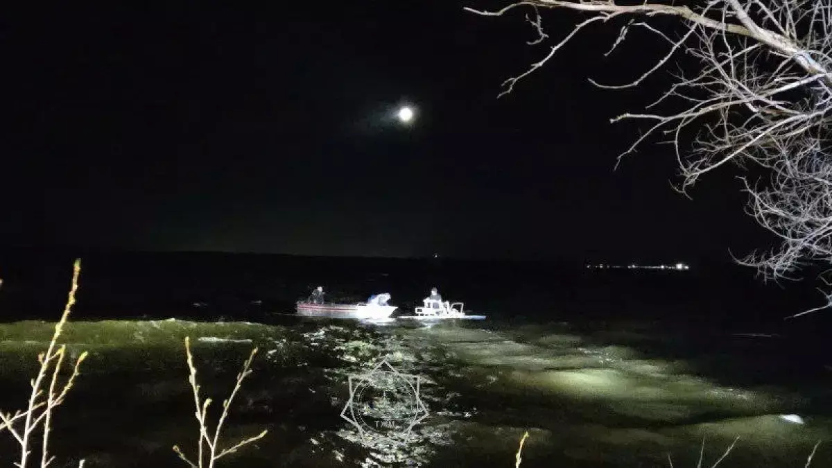 Үшеуі суға секірген: Бурабайда оқушылар мінген қайықты жел көл ортасына алып кетті
