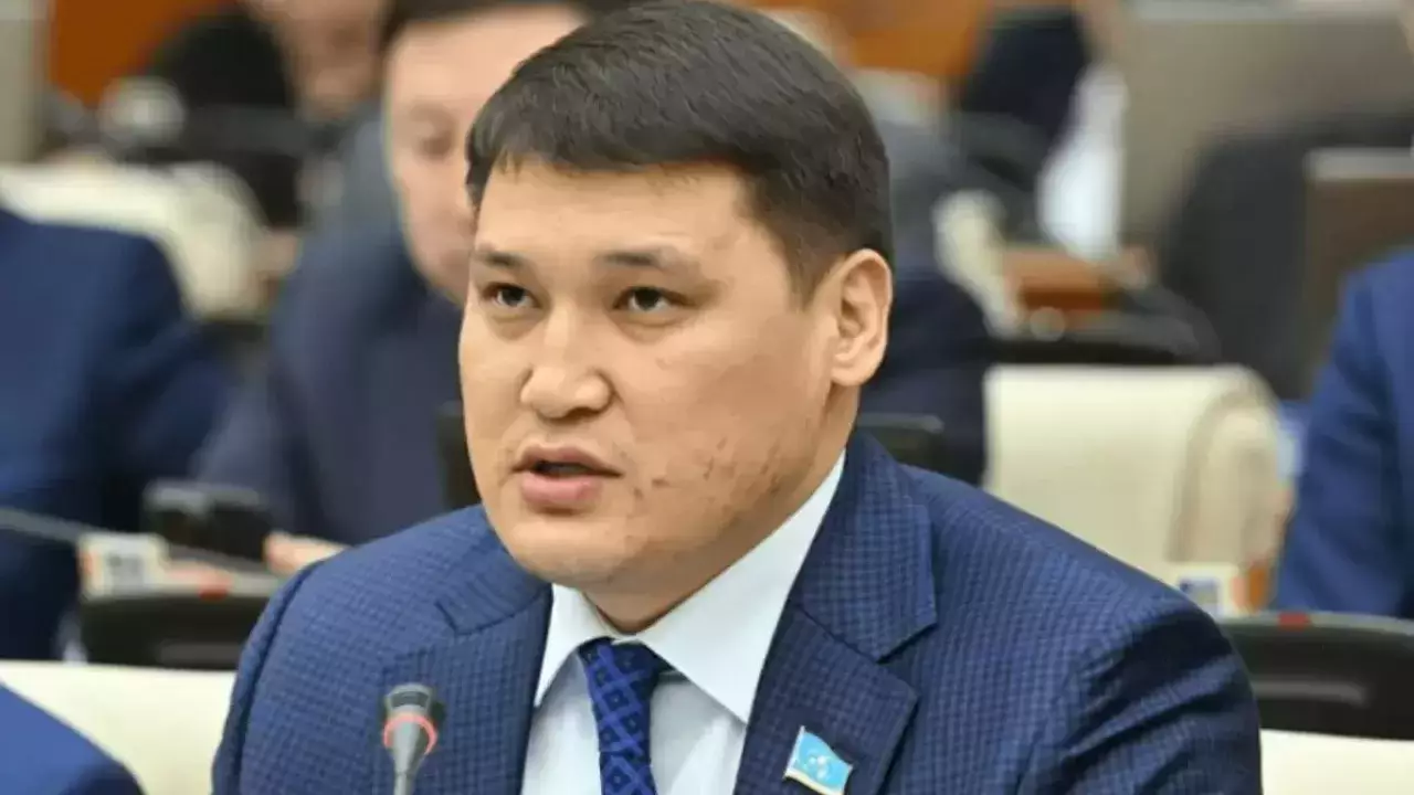 &#171;Өз аяғымен жүріп жүр&#187;: Министр Руслан Берденовтің жағдайы туралы айтты
