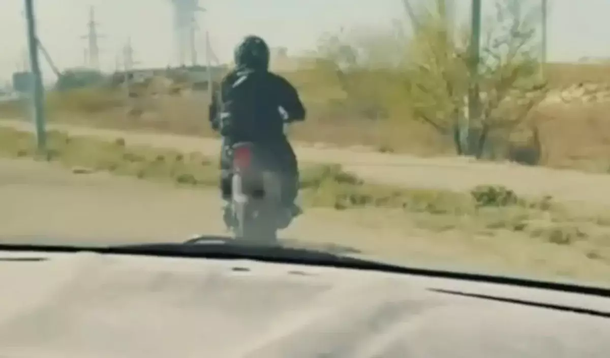 Абай облысында мотоциклін мас күйде, нөмірсіз жүргізген ер адам жауапқа тартылды