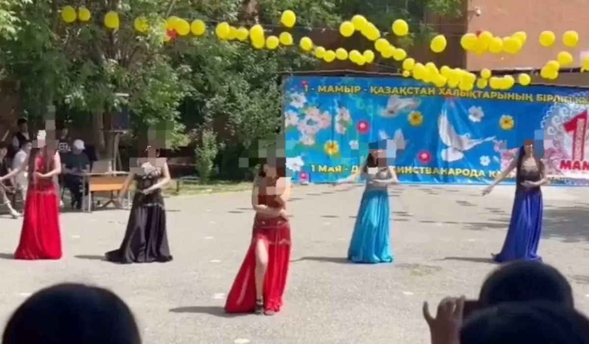 «Қай жақтың мектебі?»: желіде жас қыздардың ашық киініп, билеген видеосы тарады