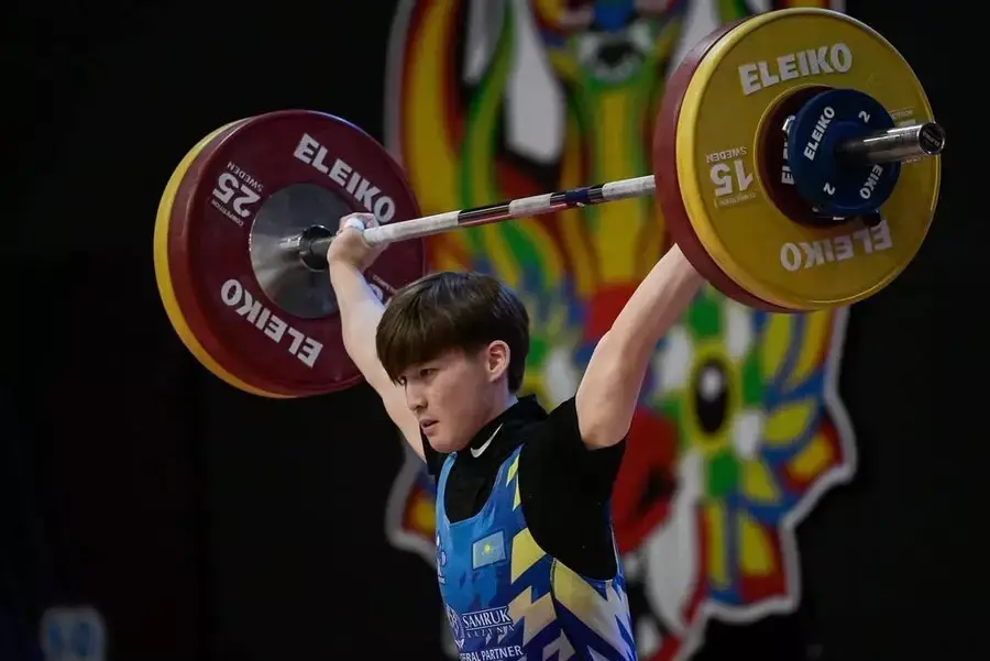 Казахстанский юниор стал чемпионом мира по тяжелой атлетике