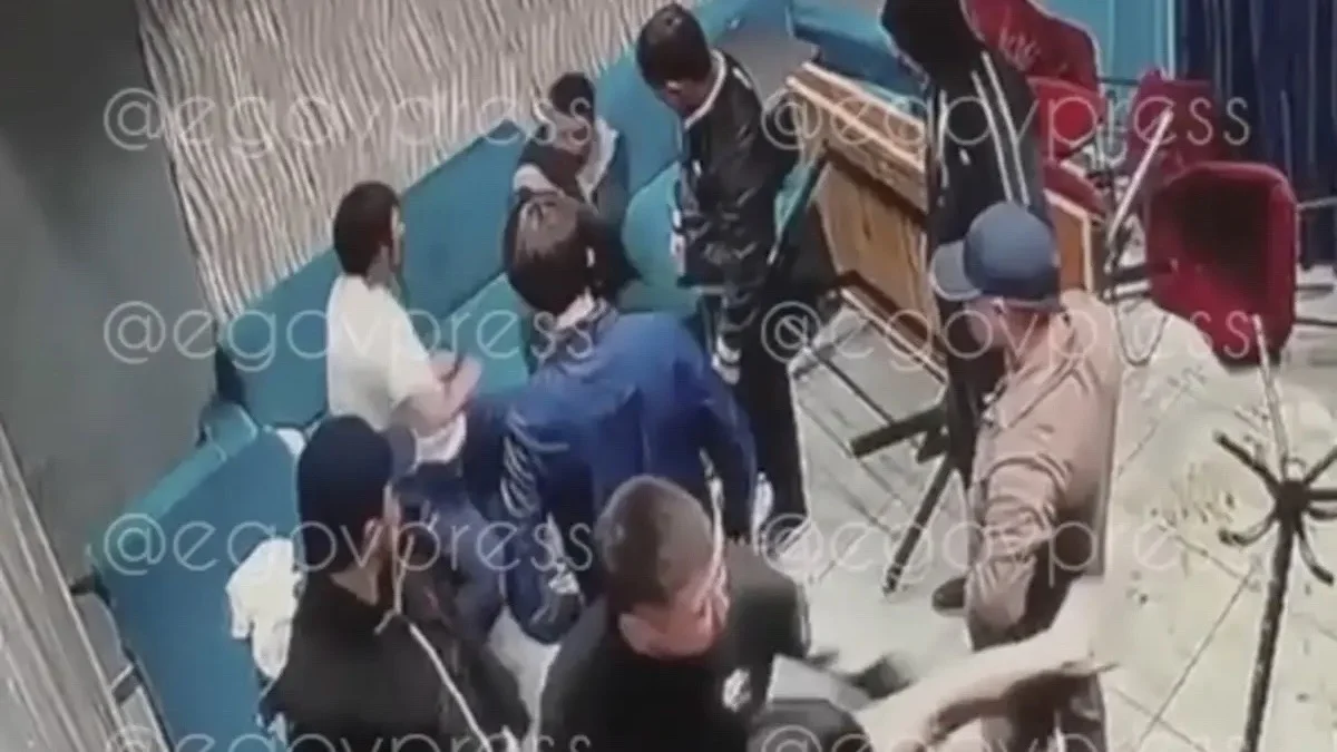 Есікте түрмеден жазасын өтеп шыққан адам түнгі клубта төбелес шығарғаны туралы ақпарат тарады (ВИДЕО)