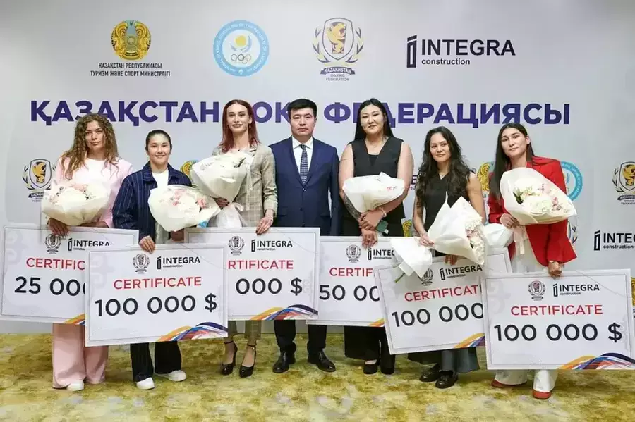 Әлем чемпионы атанған боксшы қыздарға қанша доллар сыйақы берілді?