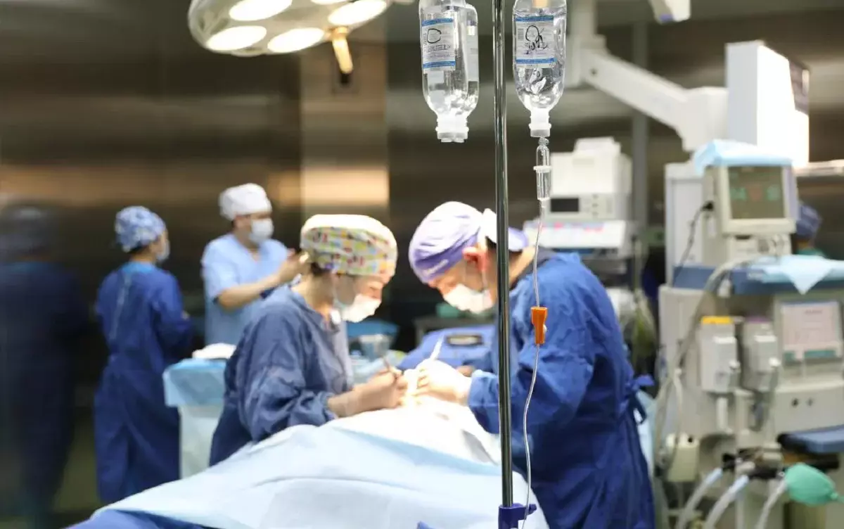 Астанада нейрохирургтар үш айлық сәбидің миынан үлкен ісікті алып тастады