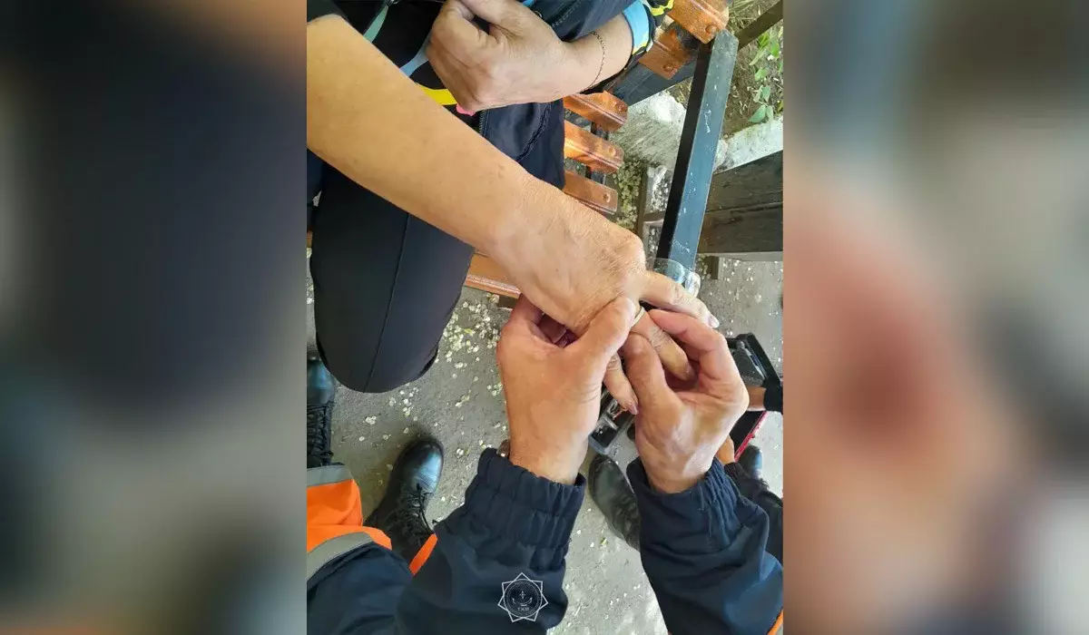 Оралда қолына әдемі жүзік таққан әйел қиын жағдайға тап болды (ВИДЕО)