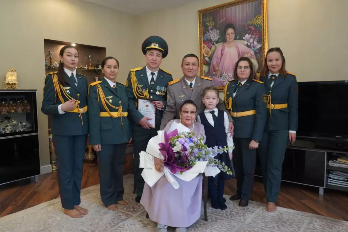 Әскери қызметшілер Бибігүл Төлегенованы Жеңіс күнімен құттықтады