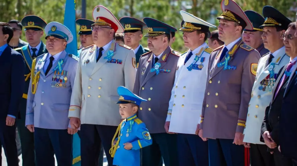 К памятнику Сагадата Нурмагамбетова возложили цветы в Усть-Каменогорске