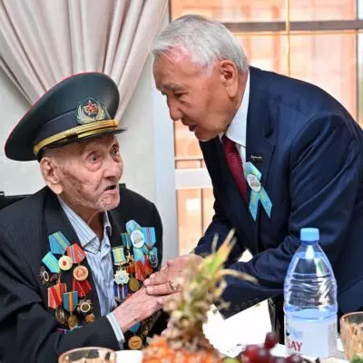 Аким области Абай поздравил ветеранов войны с Днем Победы