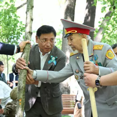 В Алматы в честь 80-летия Победы прошел масштабный субботник (фоторепортаж)