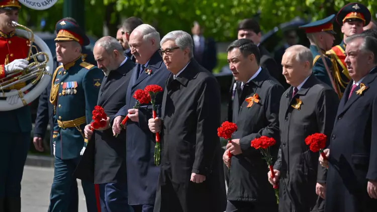 "100 млрд $": Мәскеу Жеңіс парадына барған елдердің қарызын кешті