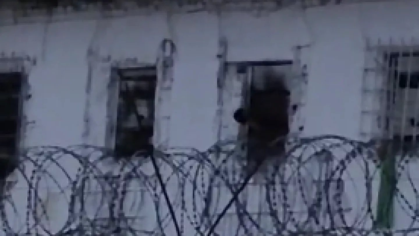 Атырауда түрмедегі адам аузын тігіп, тамырын кесіп тастады