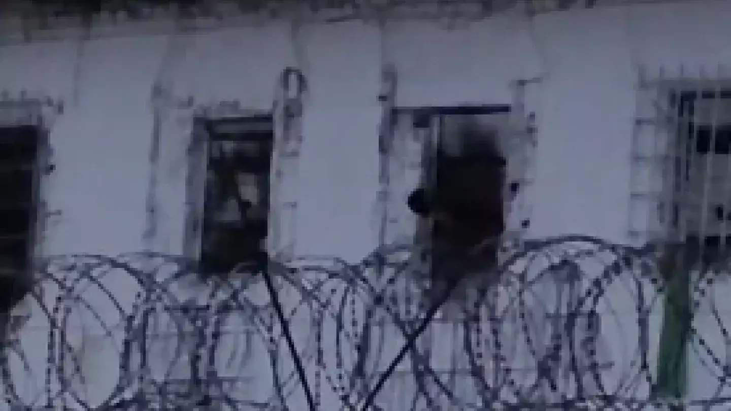 Атырауда түрмедегі адам аузын тігіп, тамырын кесіп тастады 