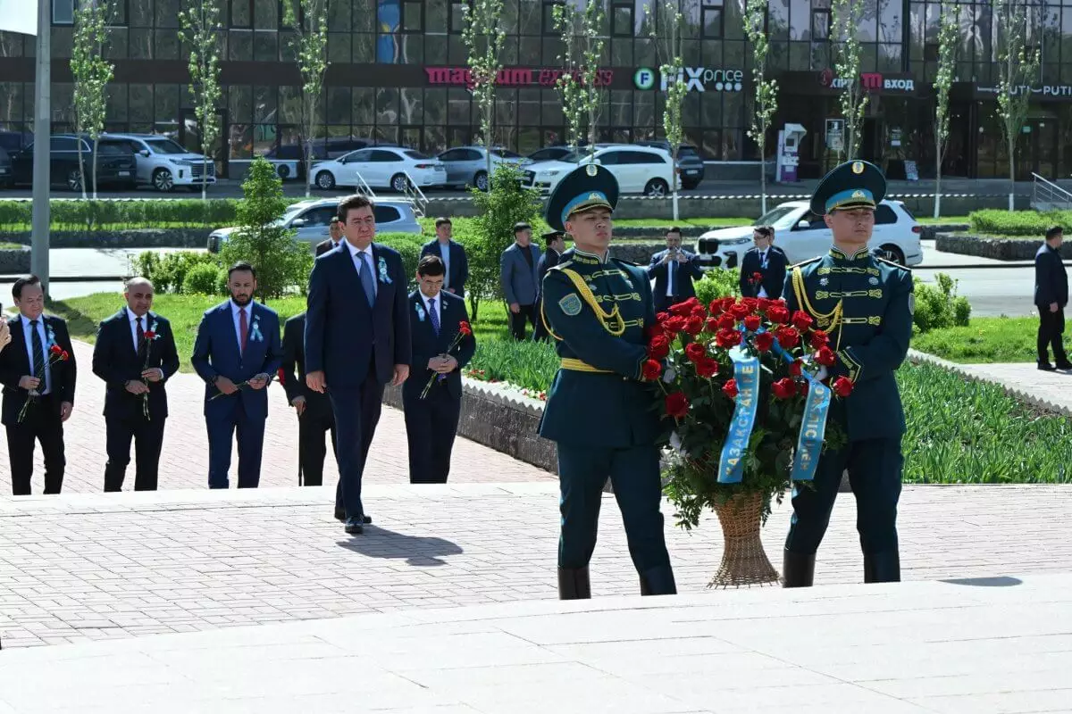 Ерлан Кошанов возложил цветы к памятнику Бауыржану Момышулы