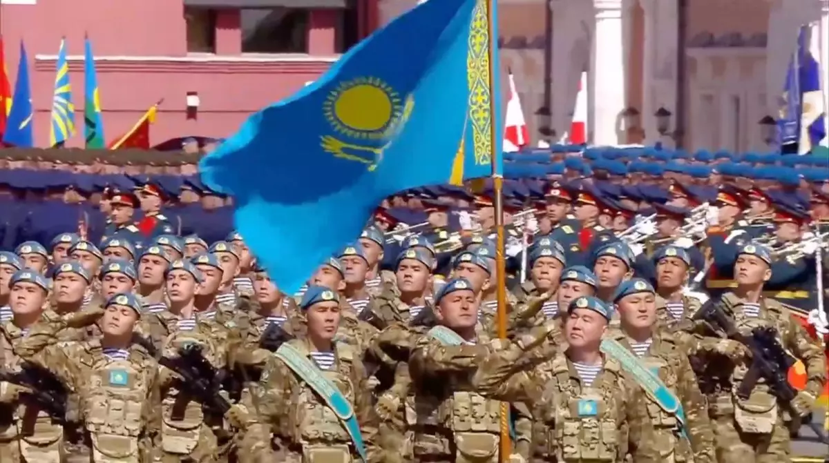 Мәскеудегі шеруде Қазақстан қарулы күштерінің сарбаздары жүріп өтті