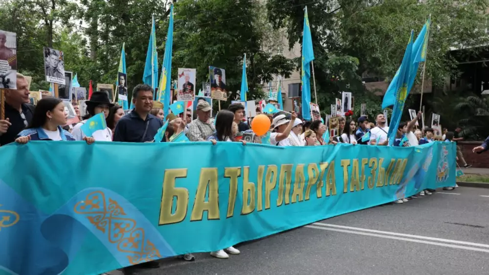 Праздничное шествие “Батырларға тағзым“ в честь Дня Победы прошло в Алматы