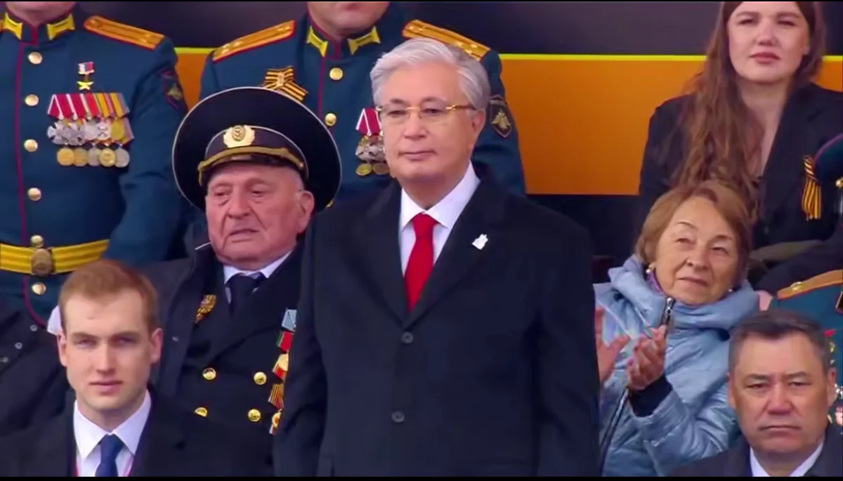 Тоқаев Қызыл алаңдағы парадқа қатысқан сарбаздарға құрмет көрсетті (ВИДЕО)