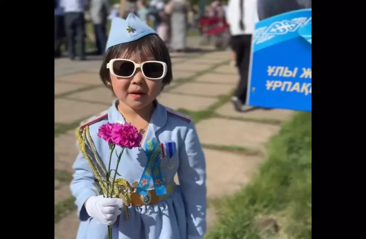 Әлия Молдағұловаға арналған өлең оқыған бес жастағы қыз көпшілікті тәнті етті (ВИДЕО)